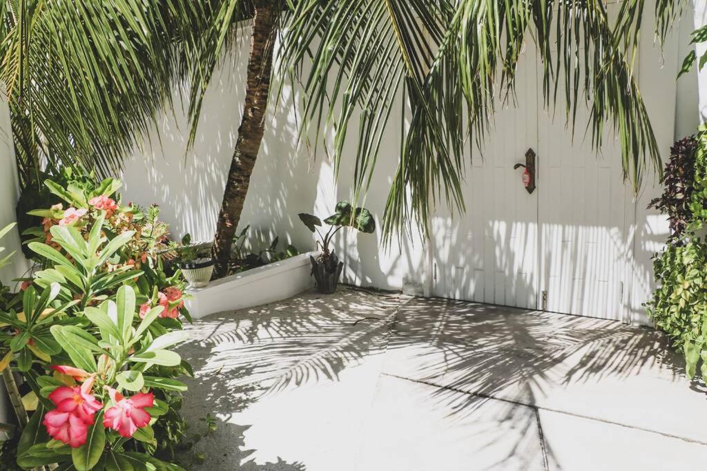 Fiyala Homestay Addu Atol Buitenkant foto